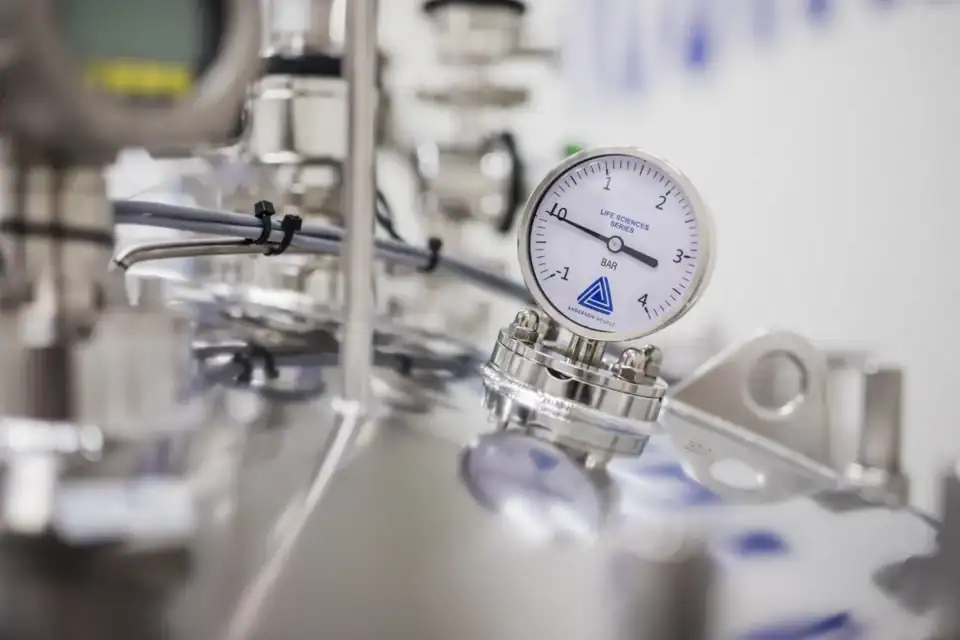Mobile storage tank 500l pressure gauge detail