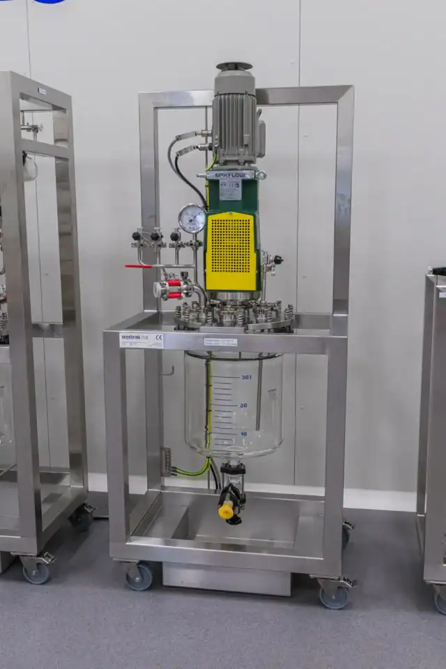 Synthesis precipitation reactor 30l auxiliary vessel front view