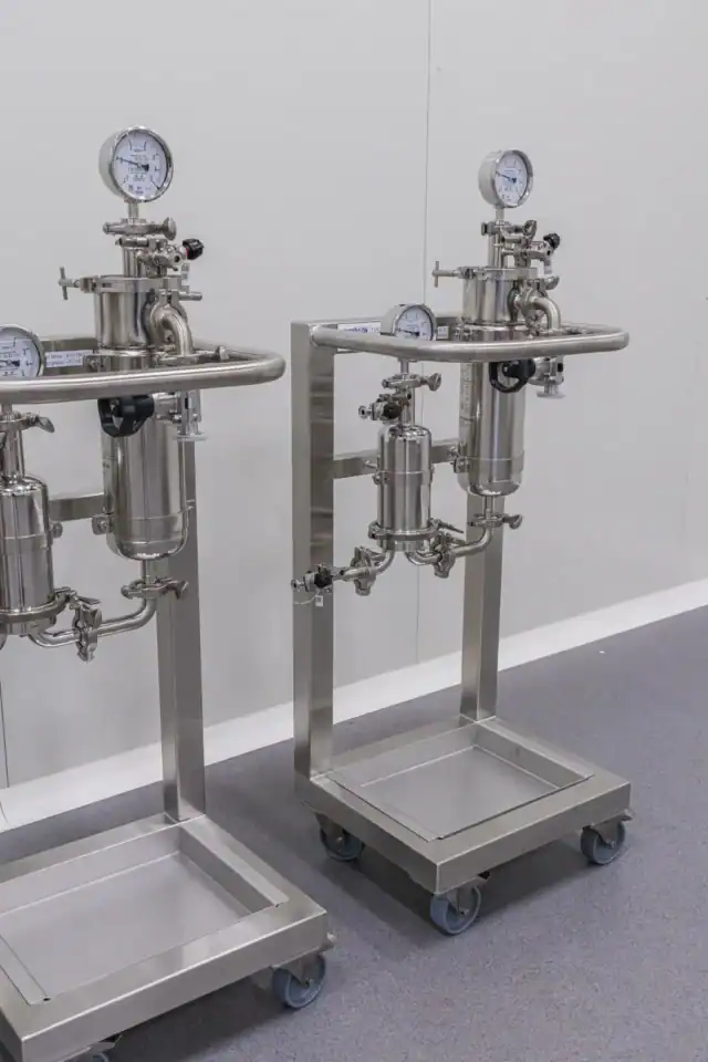 Synthesis precipitation reactor 30l auxiliary vessels side view