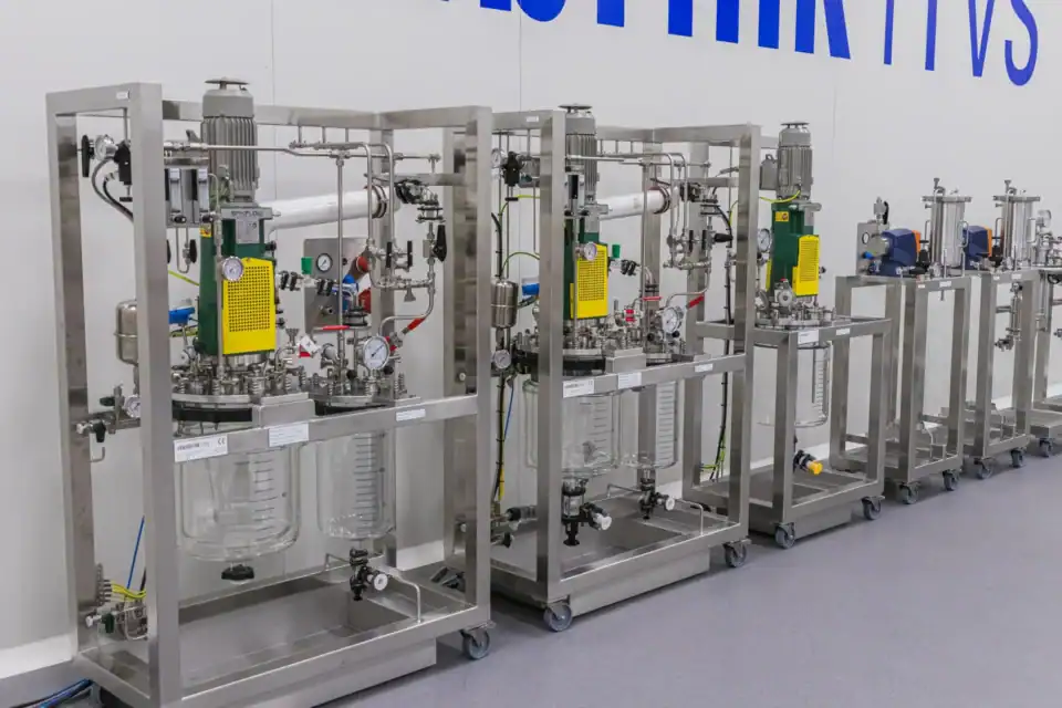 Synthesis precipitation reactor 30l multiple units angle view