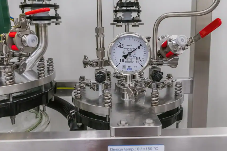 Synthesis precipitation reactor 30l reactor head pressure gauge view